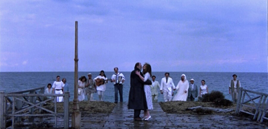 Ne tür bir yakın tarih tasviri sundukları ve ülkelerinin tarihi-sosyal bağlamına nasıl yaklaştıkları hususunda Theo Angepoulos'un Ağlayan Çayır filminin ve Nikos Kazancakis'in Kardeş Katilleri romanının izleyicilerin ve okuyucuların gözünde özel bir yer teşkil edeceğine inanıyorum.