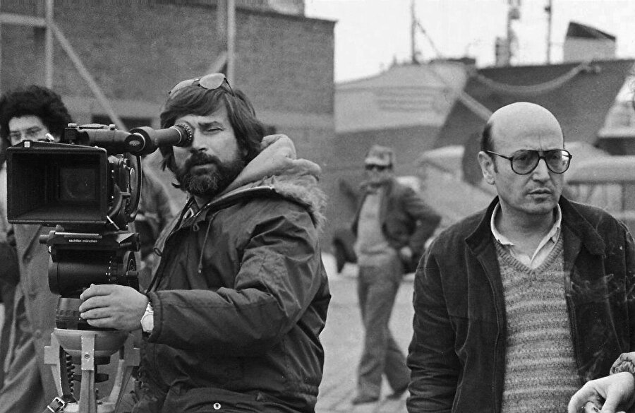 Angelopoulos'un izleyici üzerindeki duygusal etkiyi arttırmak için uyguladığı “ölü zaman” tekniği her ne kadar dikkat eşiğimizi zorlasa da Angelopoulos'un bu filmdeki mesajı yalnız dikkatle bakıldığında görülen bir sembolizmle karşımıza çıkar.