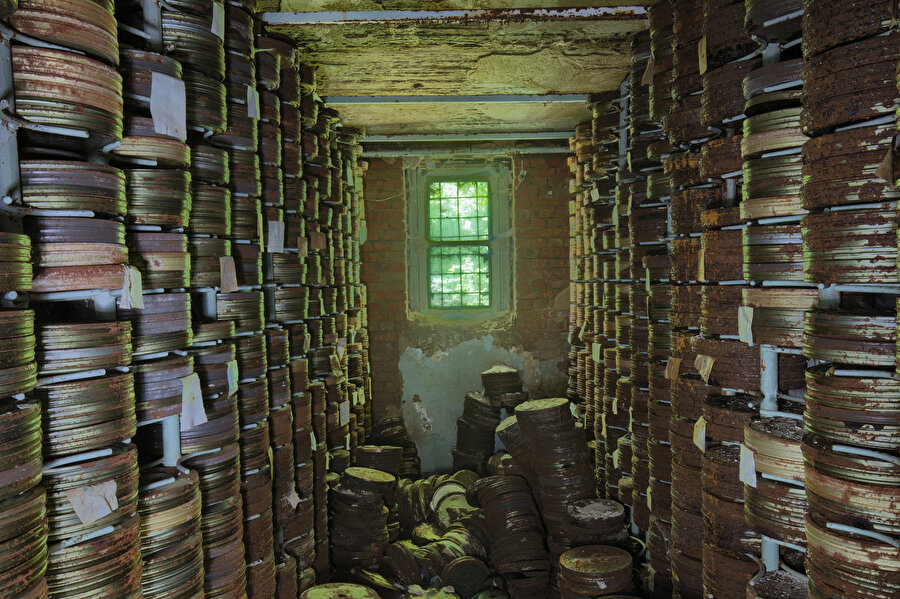 Olaylar her an sel tehdidiyle yüzleşen bir serhad köyünde geçmektedir.