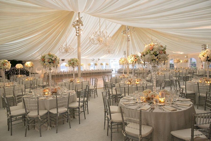 Yeni evli çiftleri ilgilendiren dikkat çeken detay ortaya çıktı. Tüketici hakem heyeti emsal bir karara imza attı. Kayseri İl Tüketici Hakem Heyeti, düğünde çektiği fotoğraf ve videoları yeni evlenen çifte teslim etmeyen fotoğrafçıyı kusurlu bularak 50 bin lira tazminata hükmetti.