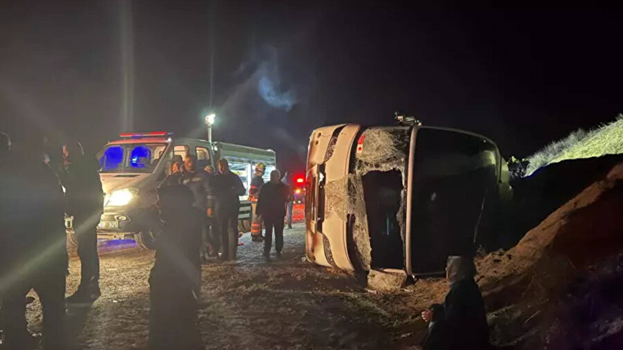 Çankırı'da işçilerin taşındığı servis otobüsü yol kenarına devrildi