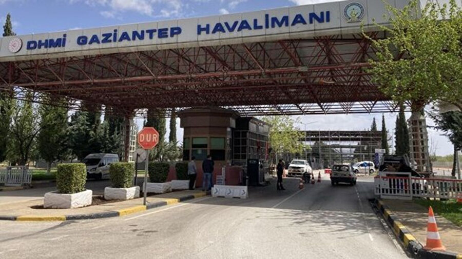 Gaziantep Havalimanı girişindeki güvenlik noktasında çıkan arbedede 1'i polis 2 kişi yaralandı