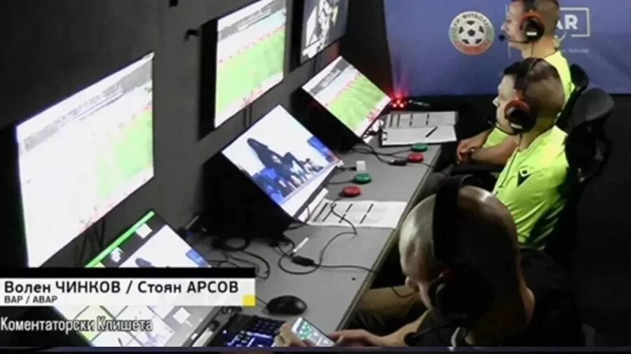 VAR'da skandal görüntü: Bahis oynarken yakalandı