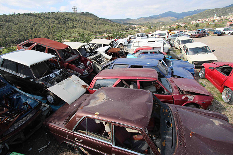 Hurda Teşviki son durum ne? Hurda teşvikiyle ilgili son gelişmeler, 25 yaş ve üzerindeki araç sahiplerinin merakla beklediği haberler arasında yer alıyor.
