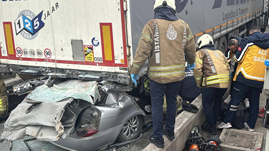 Kuzey Marmara'da otomobil tırın altında kaldı: 4 kişi hayatını kaybetti