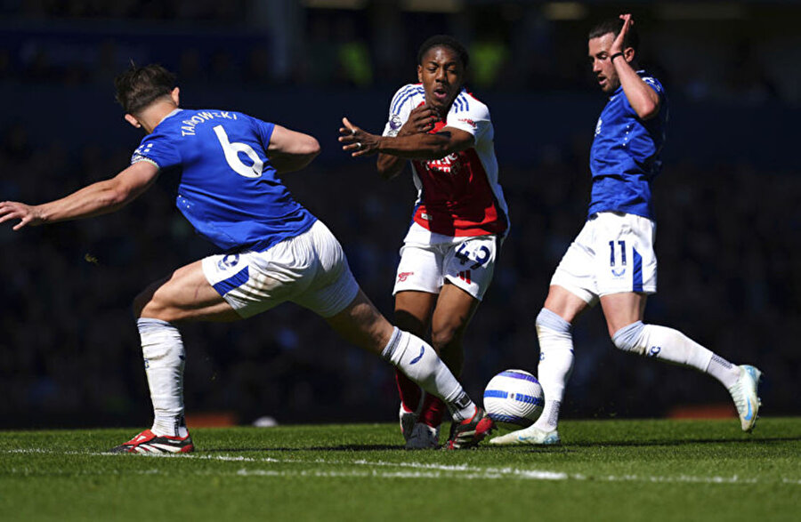 Premier Lig'de ilginç anlar: Hakem maçı erken bitirdi, ortalık karıştı