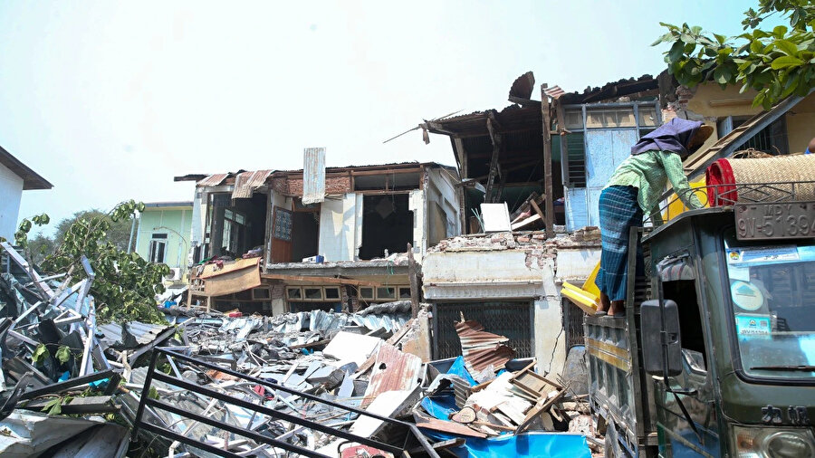 Myanmar'da meydana gelen 7,7 ve 6,4 büyüklüğündeki iki depremde hayatını kaybedenlerin sayısı 3 bin 354'e çıktı.