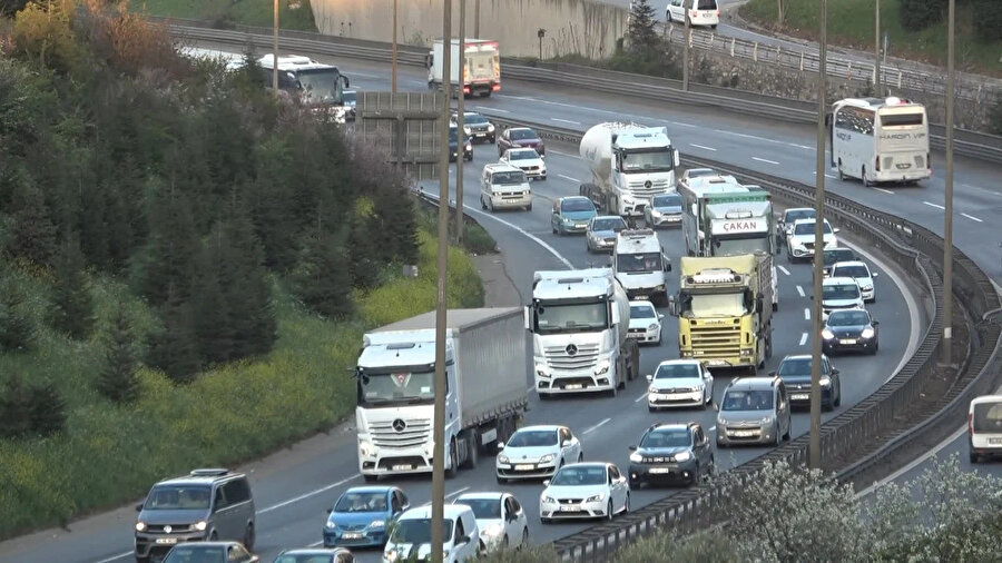 Bayram tatilcilerin dönüşe geçmesiyle birçok noktada trafik yoğunluğu ulaştı.. Özellikle Edirne, Fatih Sultan Mehmet Köprüsü ve 43 ilin geçiş güzergahında bulunan ve 'kilit kavşak' olarak adlandırılan Kırıkkale'de yoğunluk yaşanıyor