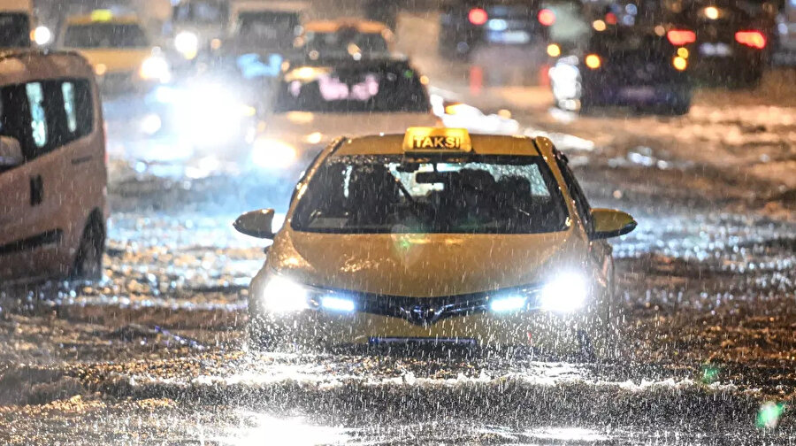 Meteoroloji Genel Müdürlüğü tarafından yapılan açıklamada, Ankara için yerel kuvvetli ve gök gürültülü sağanak uyarısında bulunuldu.