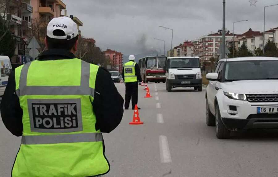 İçişleri Bakanı Ali Yerlikaya, Ramazan Bayramı tatilinin 7 gününde yakın takip ve cep telefonu kullanımı nedeniyle trafik kurallarını ihlal eden 16 bin 607 sürücüye işlem yapıldığını duyurdu.