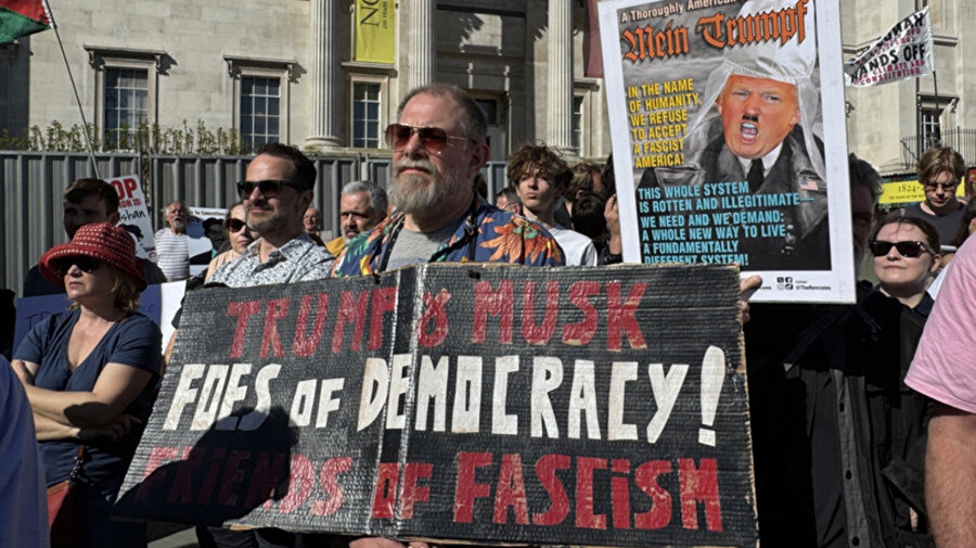 Avrupa'nın birçok kentinde ABD Başkanı Donald Trump'ın yeni vergi politikaları protesto edildi. Paris, Lizbon, Londra ve Berlin gibi kentlerde yaşayan çoğunluğu ABD vatandaşı olan gruplar Musk ve Trump'a tepki gösterdi