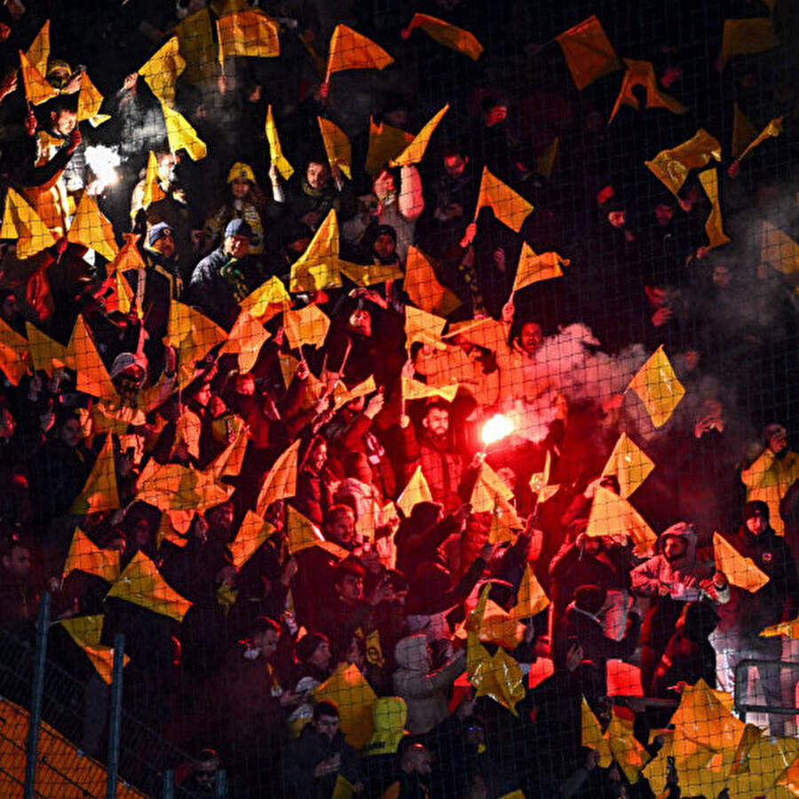 Fenerbahçe taraftarının sabrı taştı: Geceye damga vuran sloganlar!