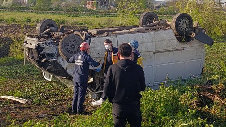 
Samsun'un Bafra ilçesinde kontrolden çıkan minibüs, yol kenarına devrilerek ters döndü. Kaza sonucu 1 kişi hayatını kaybetti, 2 kişi ise yaralandı.
