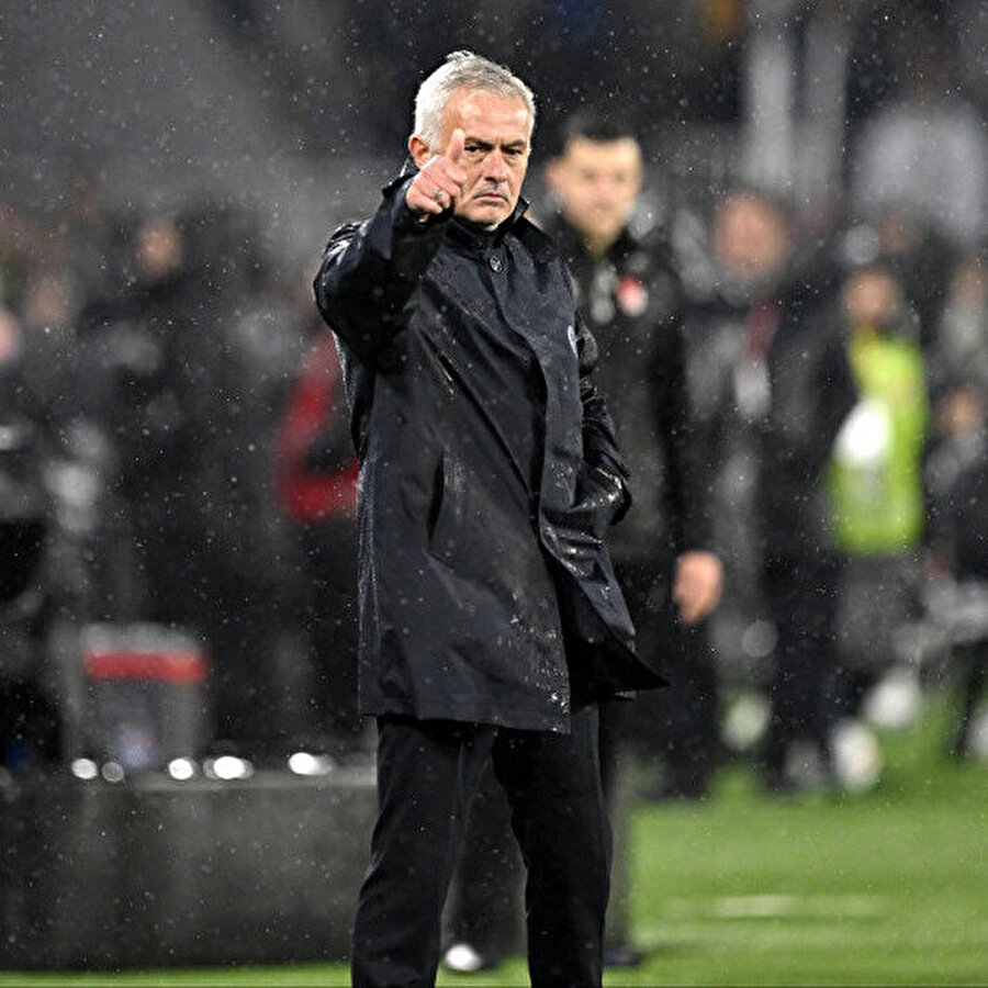 Jose Mourinho'nun görüntüsü dikkati çekti: Taraftarların önünde barıştılar!