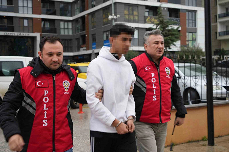 Edirne'nin Çavuşbey Mahallesi'nde, okul bahçesinde 15 yaşındaki G.C.'yi bıçaklayarak öldüren 14 yaşındaki E.A., tutuklandı.