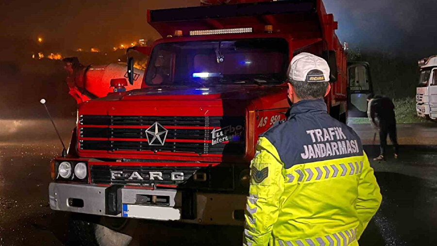 Çakar lamba kullanan kamyon sürücüsüne 138 bin lira ceza kesildi.