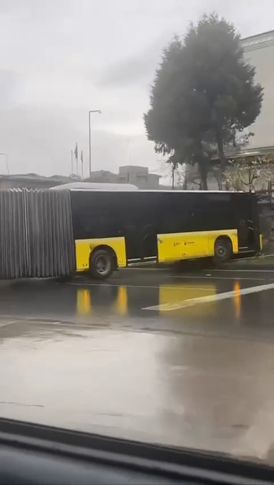 
Başakşehir'de kontrolden çıkan İETT otobüsünün duvara çarpması sonucu 5 kişi yaralandı