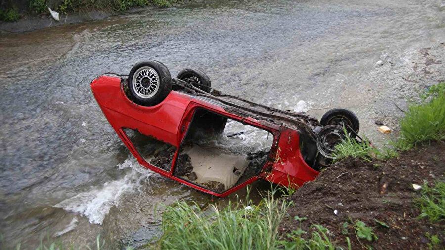 Uzun süredir park halindeki otomobili dereye attılar