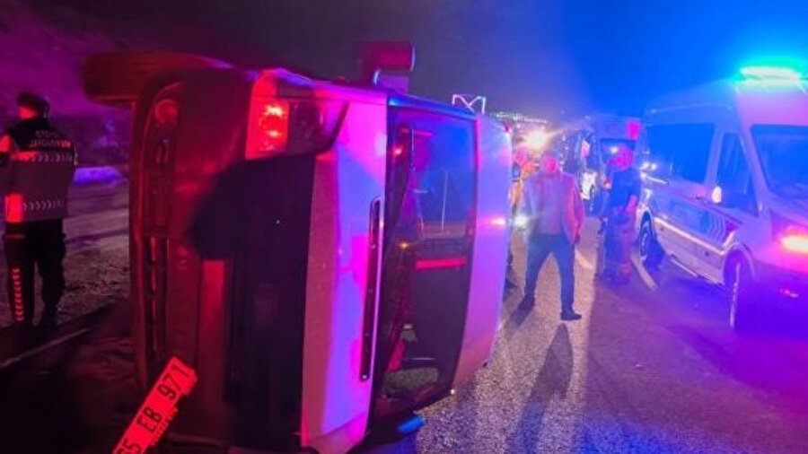 İzmir’de kontrolden çıkan minibüs takla attı.