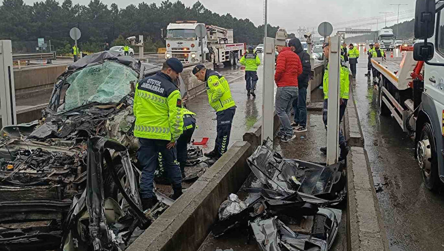 İstanbul'da otomobil TIR'ın altına girdi: Araç kağıt gibi ezildi