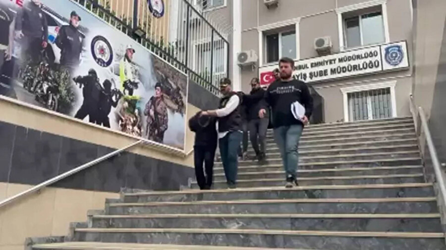 ​İstanbul'da kendilerini polis olarak tanıtıp profesörü dolandırdılar