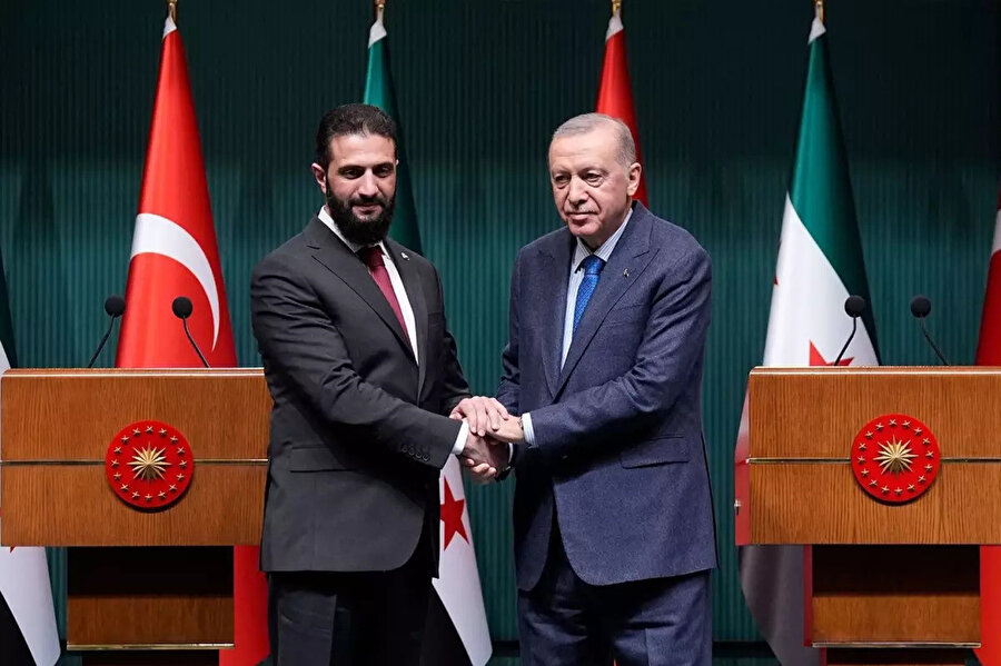 
Suriye Devlet Başkanı Ahmed Şara, Birleşik Arap Emirlikleri (BAE) ve Türkiye'yi ziyaret edecek.