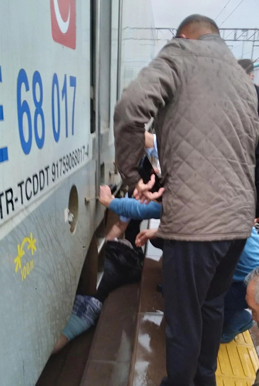 Tekirdağ’ın Muratlı ilçesinde garda beklerken dengesini kaybeden bir kadın düşerek tren ile peron arasına sıkıştı.
