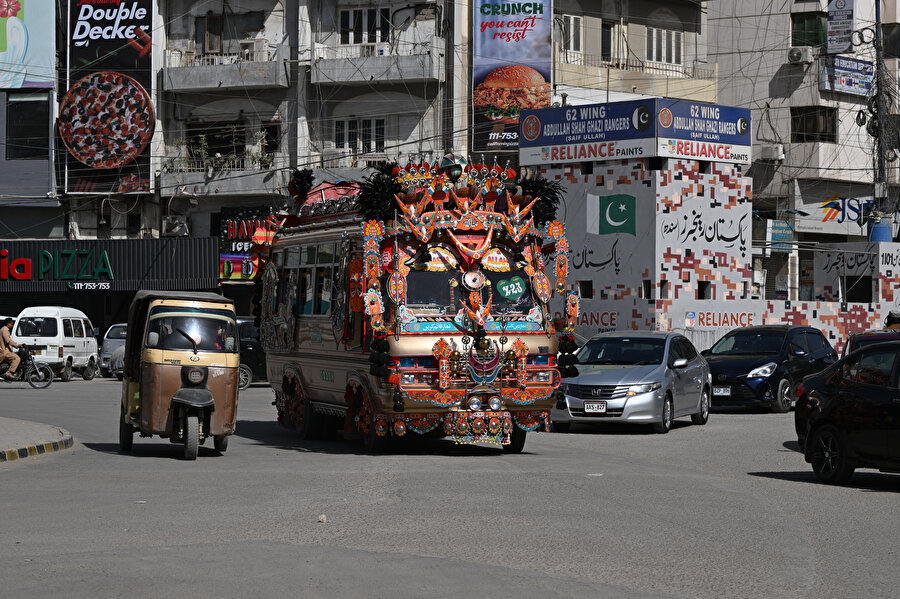 Pakistan'ın renkli ve süslü otobüsleri
