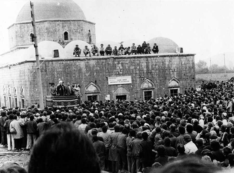 Kurşunlu Camii'nin yeniden ibadete açılırken. Hafız Sabri Koçi, kürsüden Müslümanlara sesleniyor.