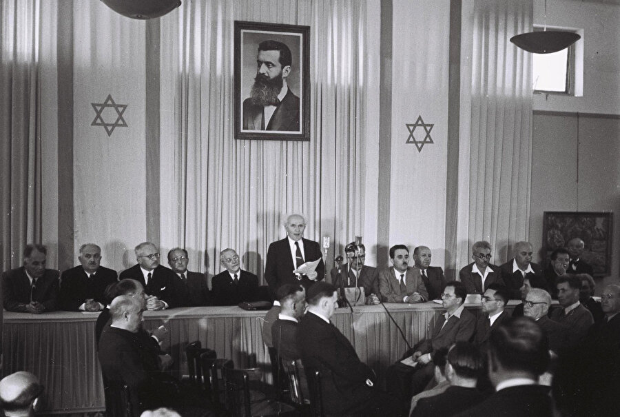 14 Mayıs 1948'te David Ben Gurion, İsrail devletinin resmen kurulduğunu ilân etti.