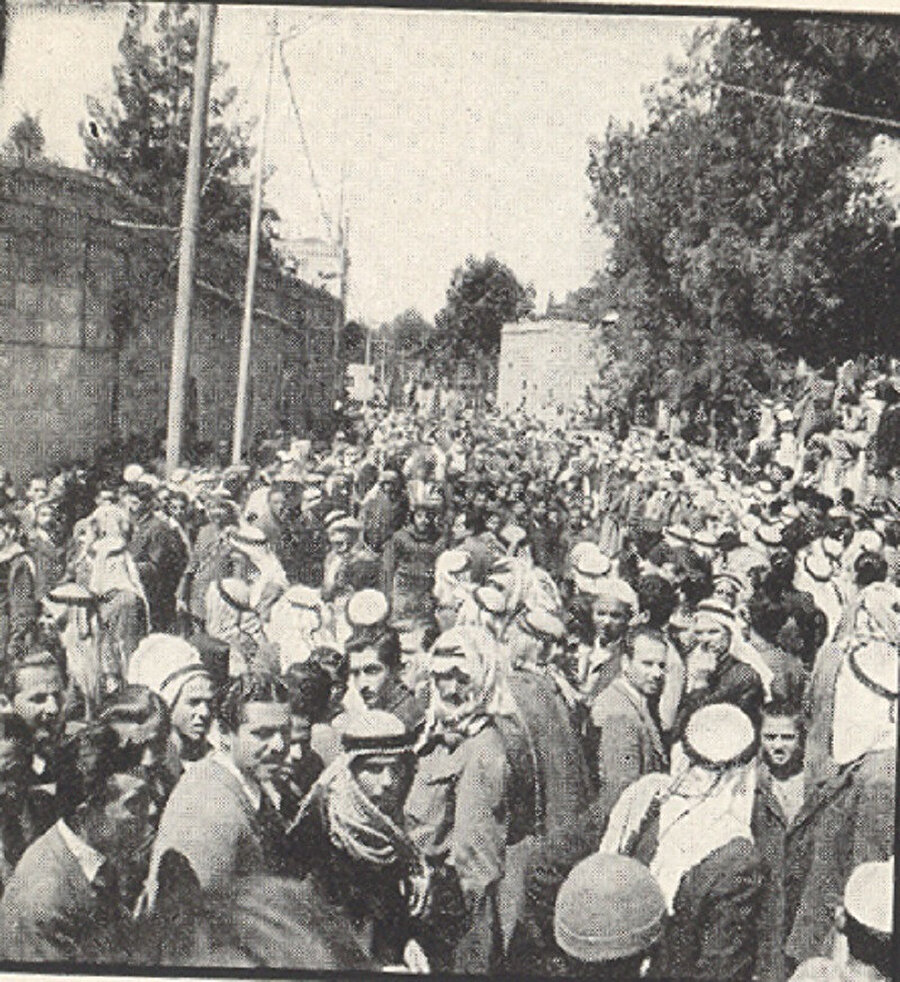 Abdulkâdir el-Hüseynî'nin cenazesinin evden çıkarılma anı, Zehra Caddesi.