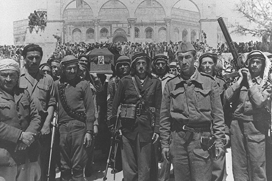 Abdulkâdir el-Hüseynî'nin Mescid-i Aksâ'nın avlusundaki cenaze töreni.