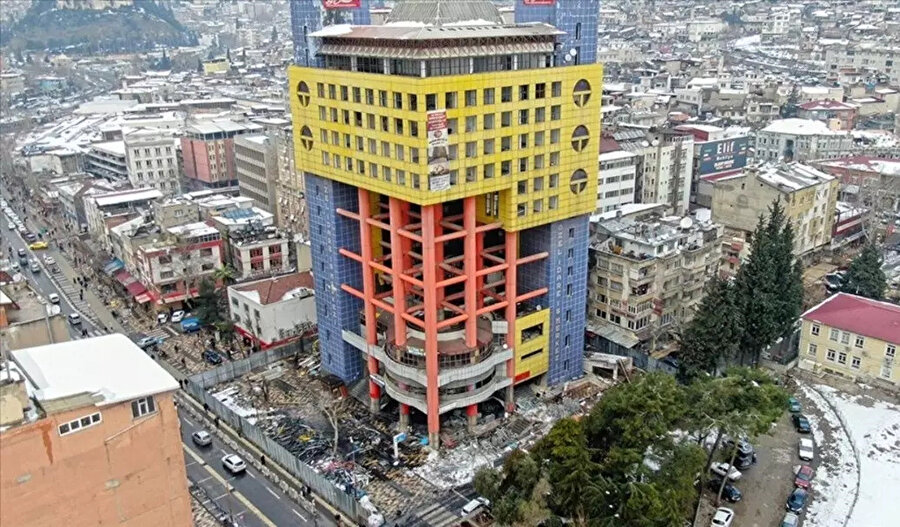 Dünyanın en saçma binası olarak biliniyordu: Yıkıldı, yerine bakın ne yapılacak