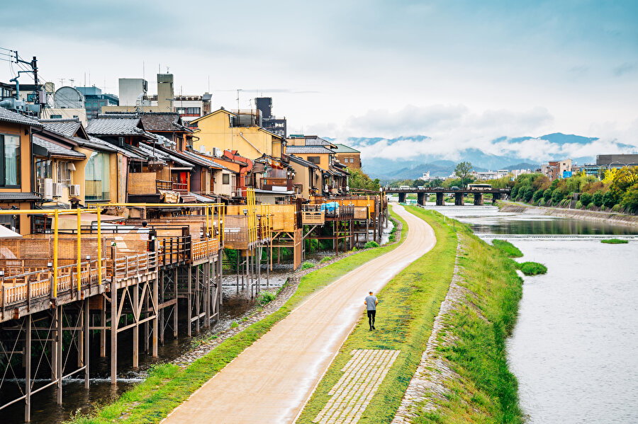 Japonya'nın Kyoto kentindeki Pontocho eski restoranı ve Kamo nehri.