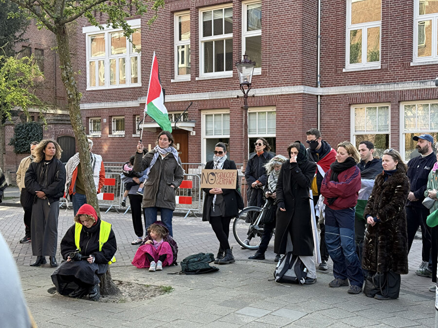 Hollanda'da Filistin destekçileri, Almanya ve ABD'deki sınır dışı uygulamalarını protesto etti