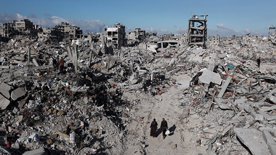 İsrail'in Gazze Şeridi'ne 7 Ekim 2023'ten beri düzenlediği saldırılarda yaşamını yitirenlerin sayısı 50 bin 846'ya, yaralıların sayısı ise 115 bin 729'a yükseldi. Taşın üstünde taş kalmadığı Gazze'de enkaz altında hâlâ binlerce ölü olduğu belirtiliyor.