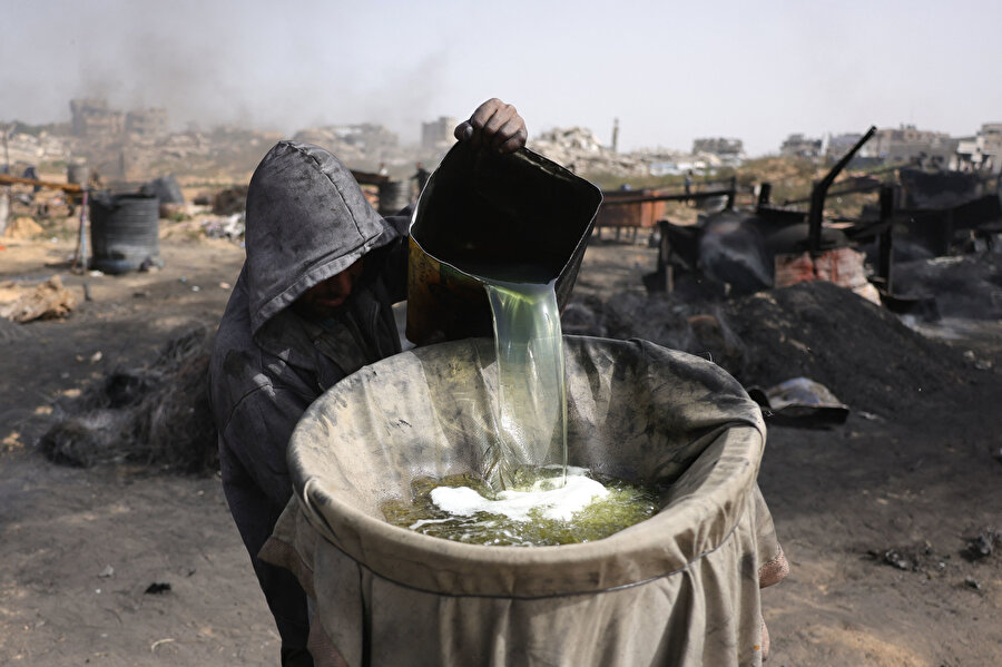 Gazzeliler yakıt üretmek için plastik atıkları yakıyor