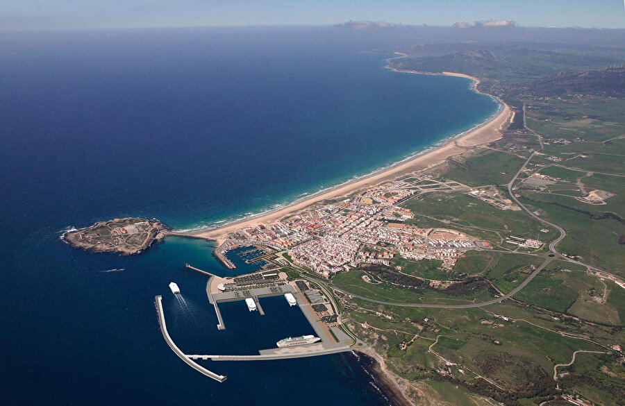 İspanya'nın güneyindeki Tarifa şehri, ismini, Berberî komutan Tarîf bin Mâlik'ten almaktadır.