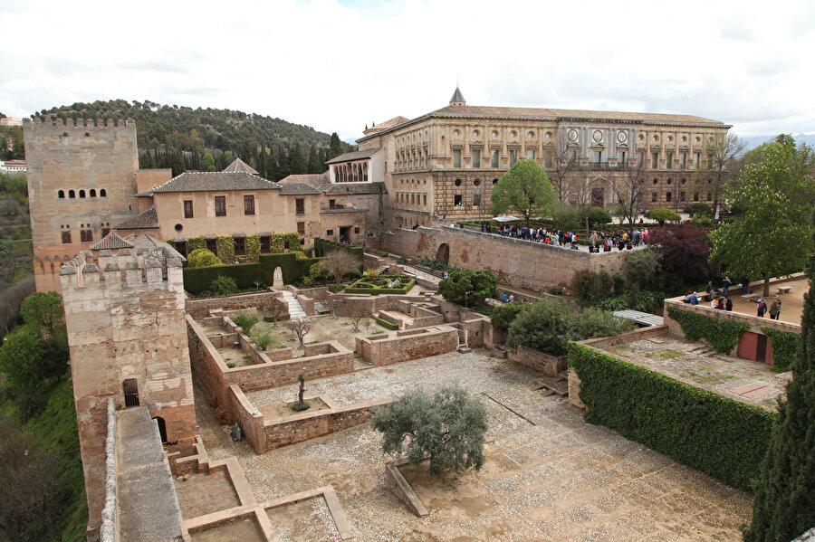1492'de Müslümanların İber Yarımadası'ndan sürülmeye başlaması, mimari eserler üzerinde de kıyımı hızlandırdı. Elhamra Sarayı'nın içine inşa edilen bu Rönesans sarayı, bu durumun örneklerindendir. (Fotoğraf: Muhammed Yıldız)