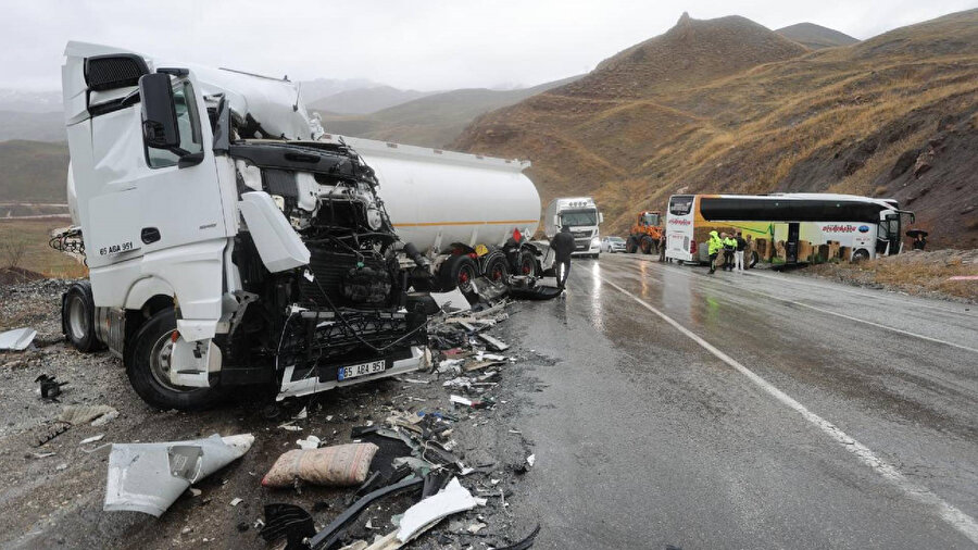 Hakkari'de otobüs ile yakıt tankeri çarpıştı.