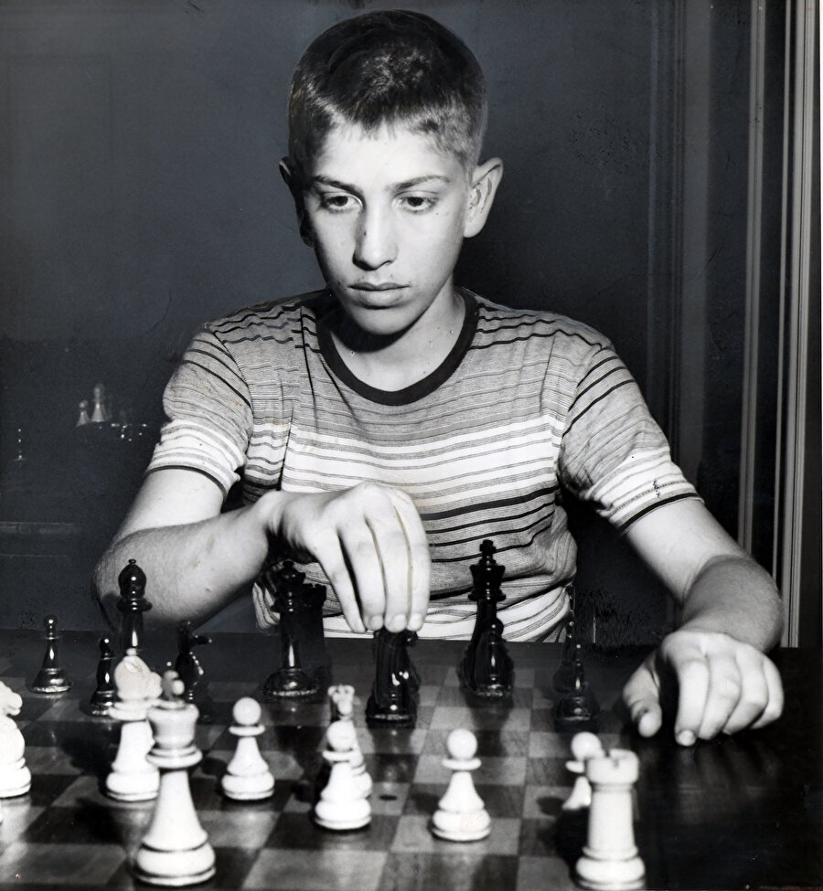 Dünya Satranç Şampiyonu Boris Spassky’i 2-0 gerideyken 12.5-8.5 yenerek Dünya Şampiyonu oldu.