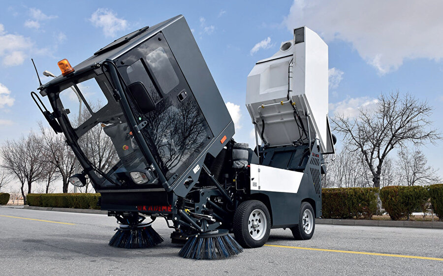 Yol süpürme aracı.