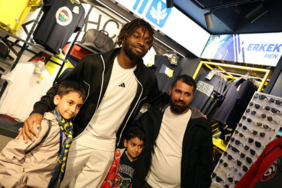 Allan Saint-Maximin'den taraftara jest: Hesaplar ödedi, imza dağıttı