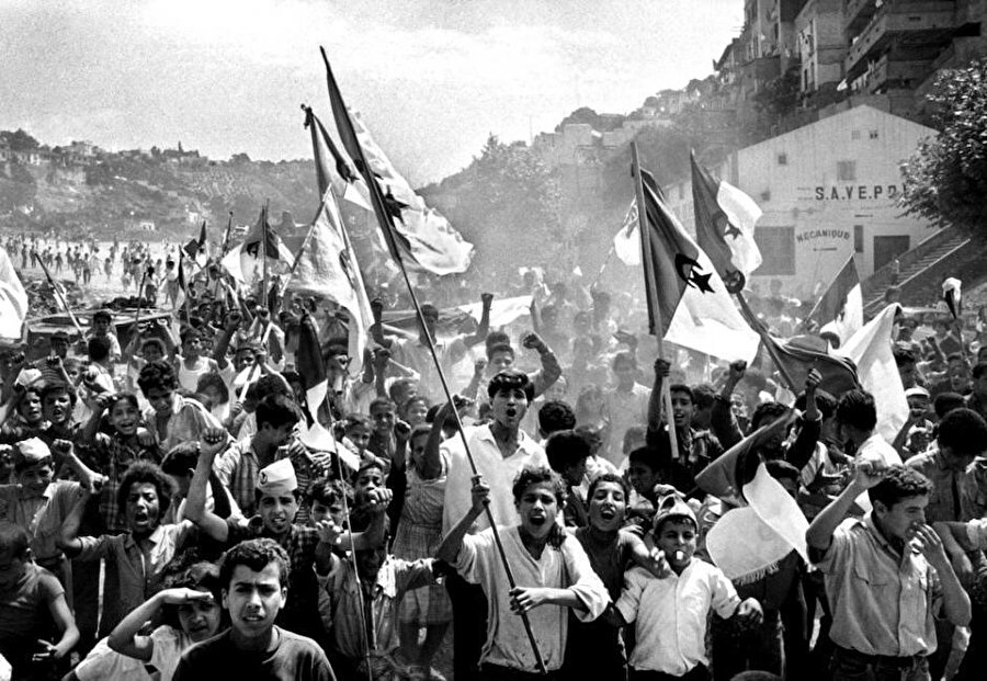 Fransız sömürgesi Cezayir’de yıllar süren insanlık dışı savaşta, yaklaşık 1,5 milyon Cezayirli hayatını kaybetti, milyonlarca insan yerinden oldu.