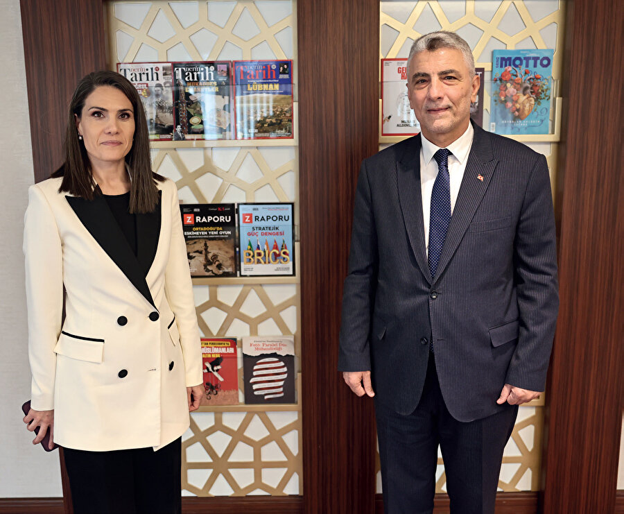 Semra Karabaş ve Prof. Dr. Ömer Bolat.