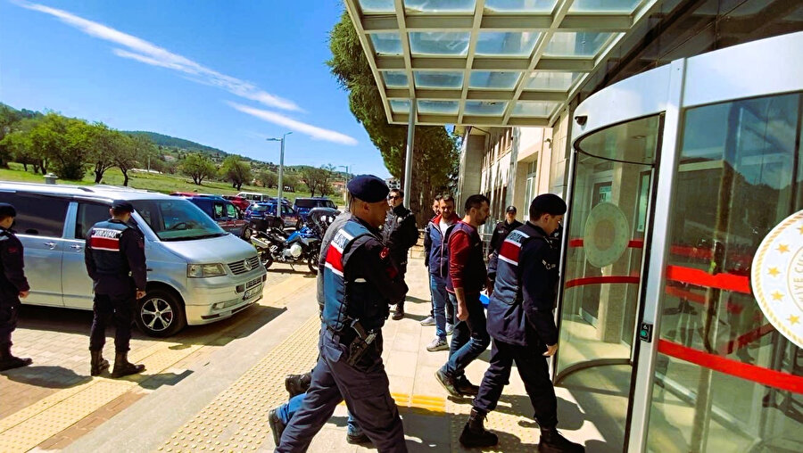 Miras kavgasında kardeşi ve yengesini öldürdü