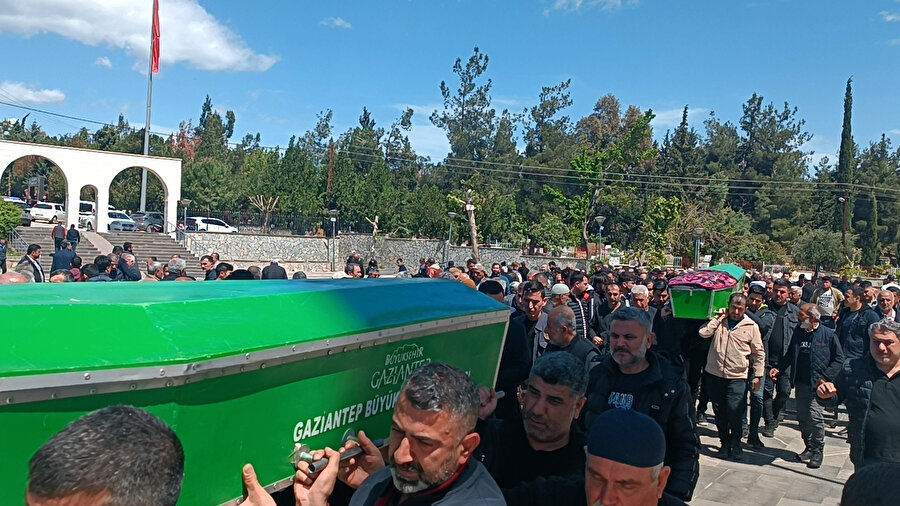 Acı son: Anne ile oğlu yan yana defnedildi
