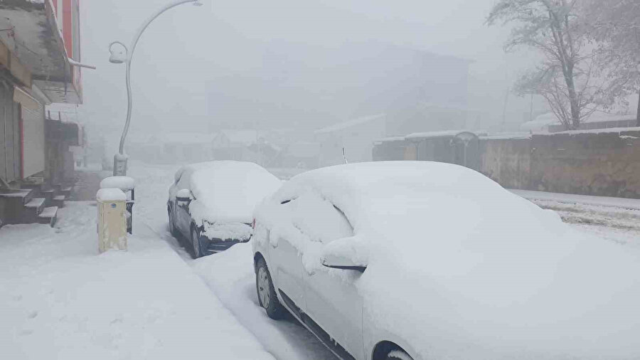 Araçlar kara gömüldü: 13 yerleşim yeri ulaşıma kapandı