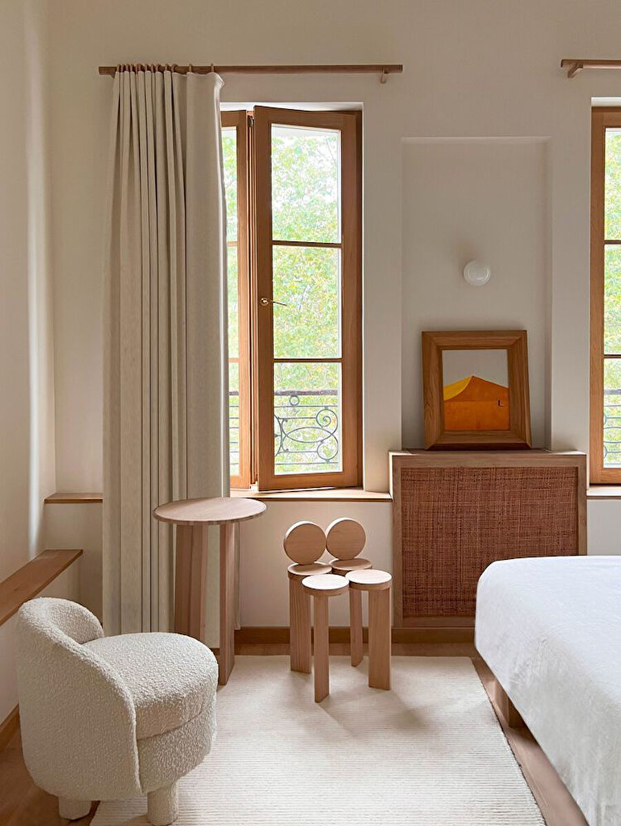 Minimalist detaylarla şekillenen odalar, konfor ve huzuru bir araya getiriyor.