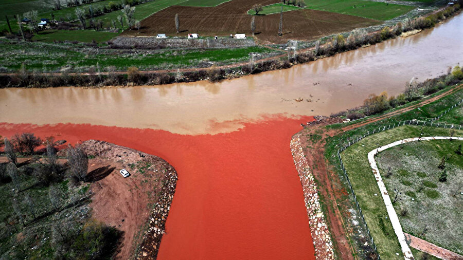 Kızılırmak'ın rengi kırmızıya döndü: 'Fadlum' etkisi
